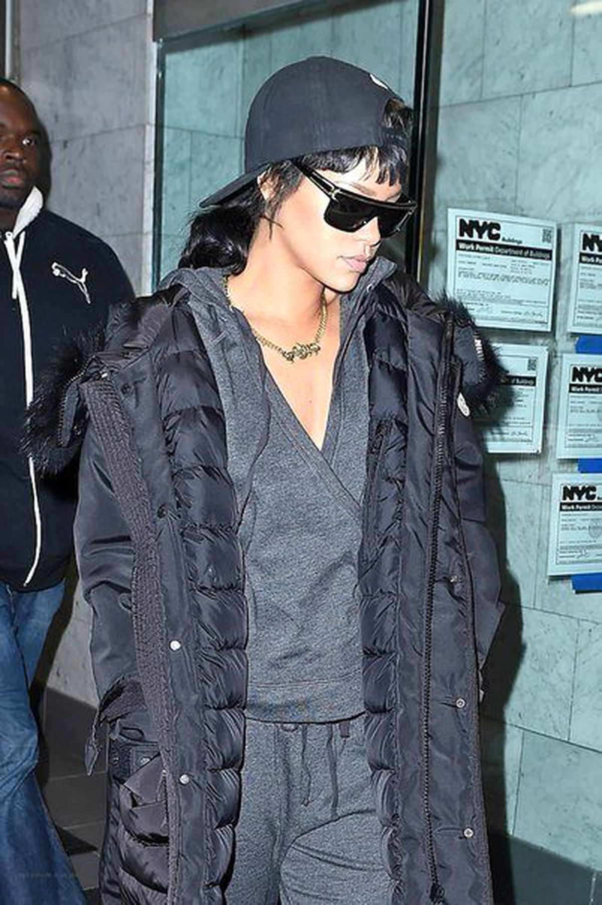 Rihanna, Çorabın Üstüne Giydiği Terliklerle Sokağa Çıktı