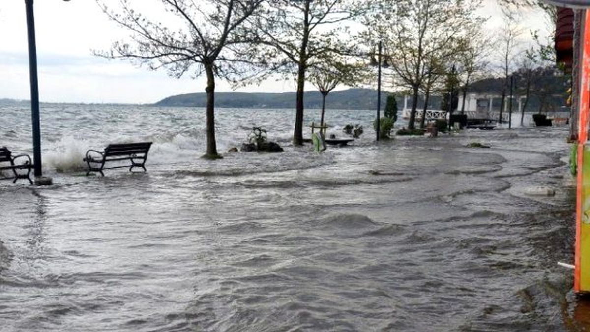 Sapanca Gölü Taştı, Sahil Sular Altında Kaldı