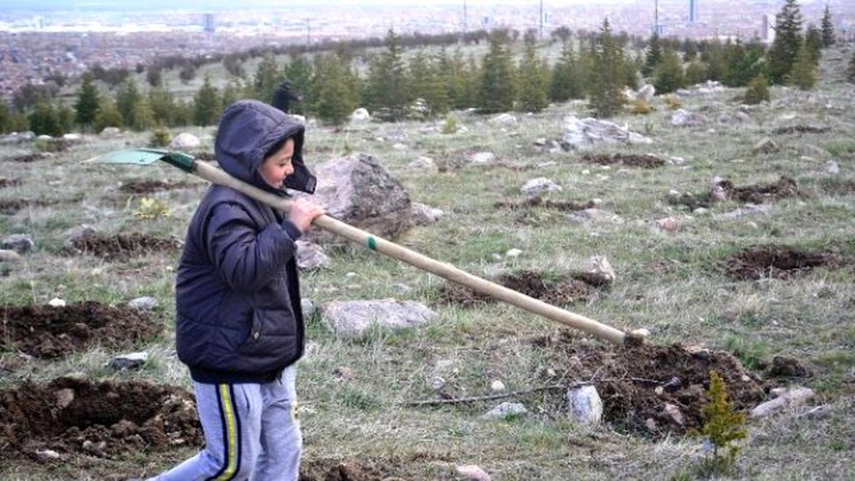 Selçuklu\'da 10 Bin 200 Fidan Toprakla Buluştu