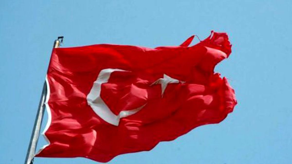 Side\'de Yıpranmış Dev Türk Bayrağı Tepki Görüyor