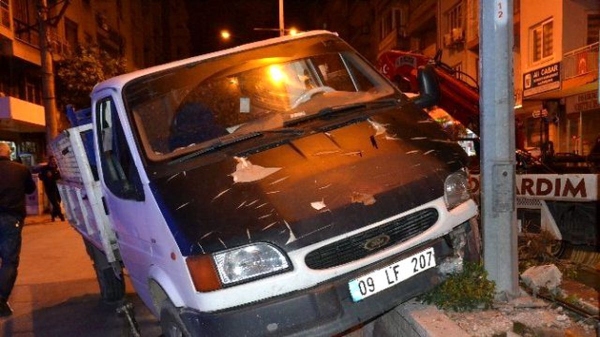 Tek Koluyla Şoförlük Yapmaya Çalışınca Refüje Çarptı: 2 Yaralı