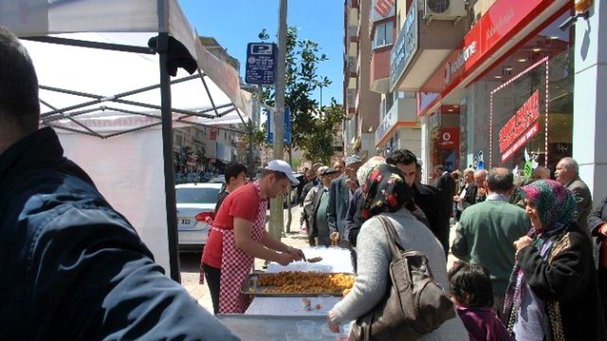 Türkeş Adına Denizli\'de Lokma Döktürüldü