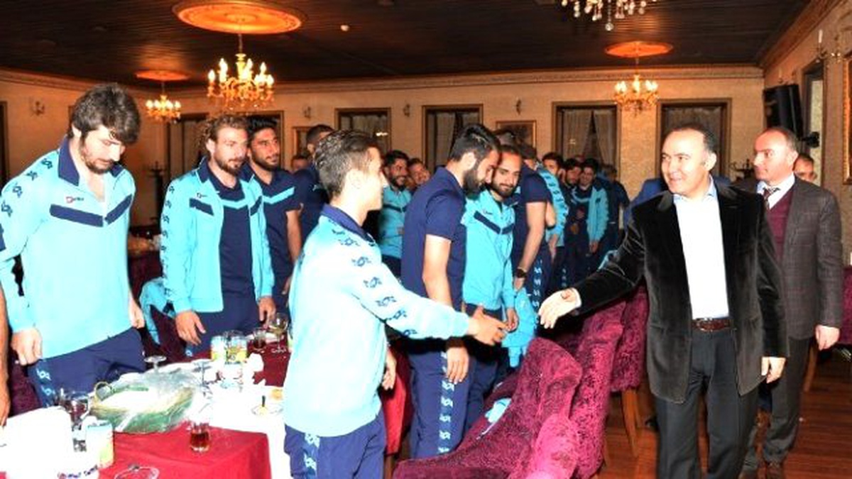 Vali Altıparmak Futbolculara Moral Verdi, Taraftara Çağrıda Bulundu