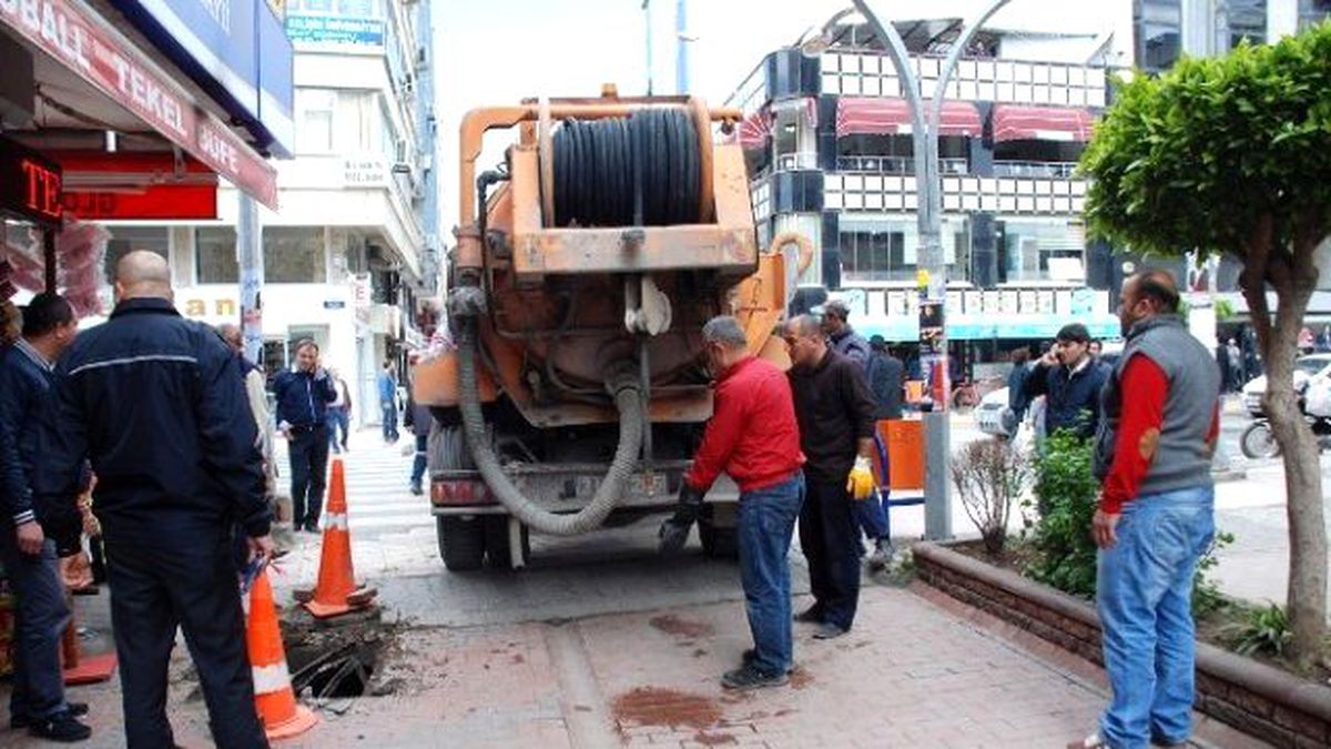 Yardıma Giden Belediye Ekibi Çukura Düştü
