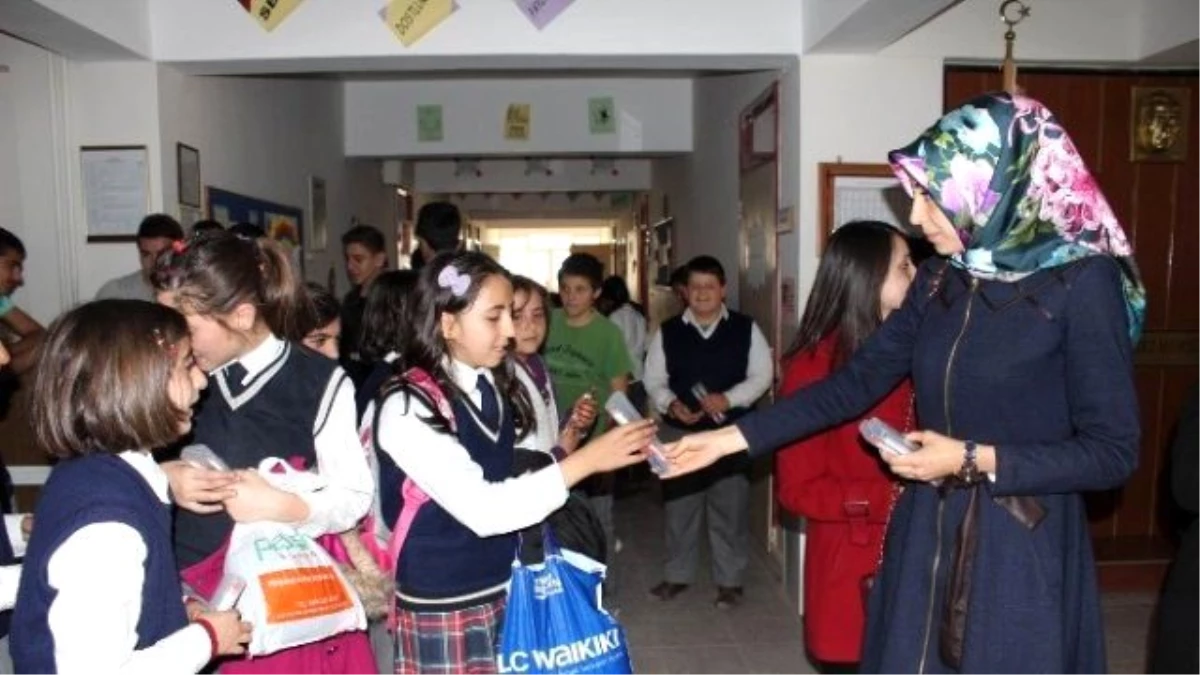 Erzincan\'da Yüzlerce Kırtasiye Seti Öğrencilere Dağıtıldı