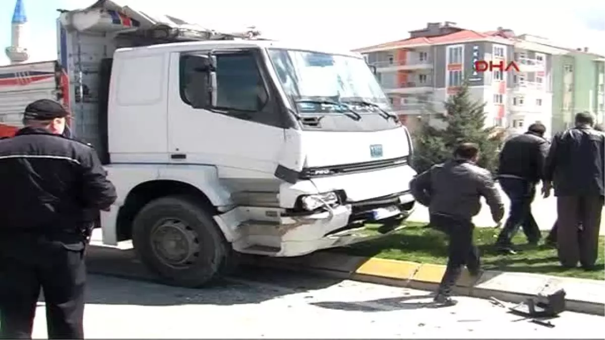 Isparta Kamyonla Otomobil Çarpıştı; 4 Yaralı