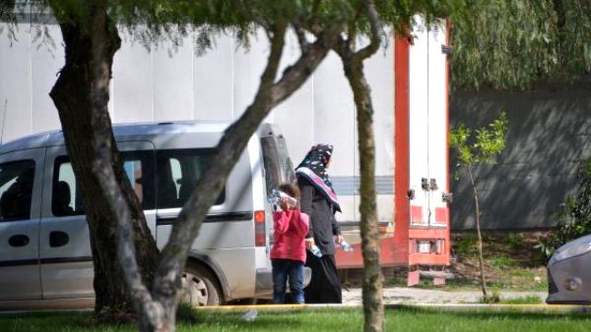 Anne ve Babas,ı Küçük Kızlarına Kavşakta Su Sattırıyor!