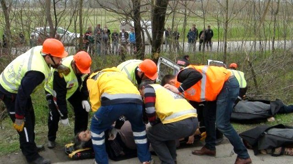 Lastiği Patlayan Kamyonet Şarampole Yuvarlandı