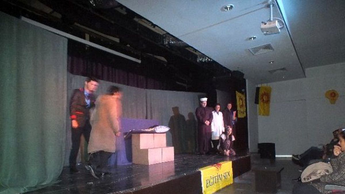 Malazgirt\'e Tiyatro Gösterisi