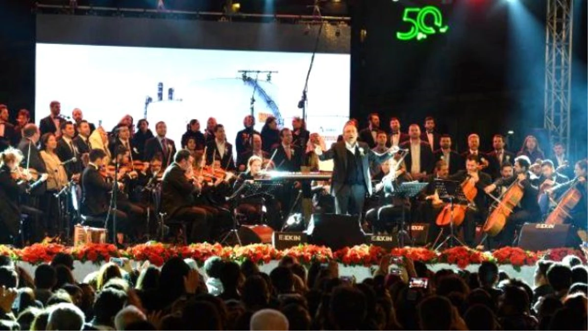 Petkim\'in 50\'nci Yılı Nedeniyle İzmir\'de Meydan Konseri