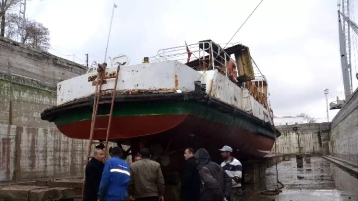 Tatvan Belediyesi Çürümeye Terk Edilen Tekneyi Bakıma Aldı