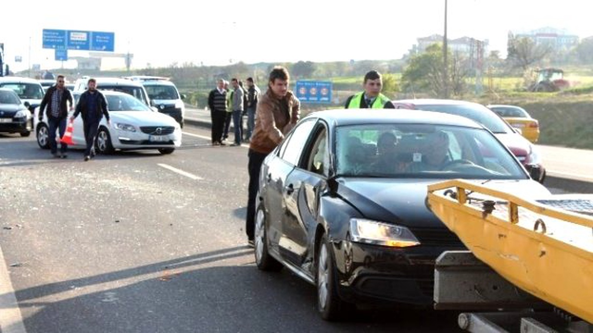 Zincirleme Kazaya Biri Yolcu Otobüsü, Biri Polis Otomobili Olmak Üzere 4 Araç Karıştı