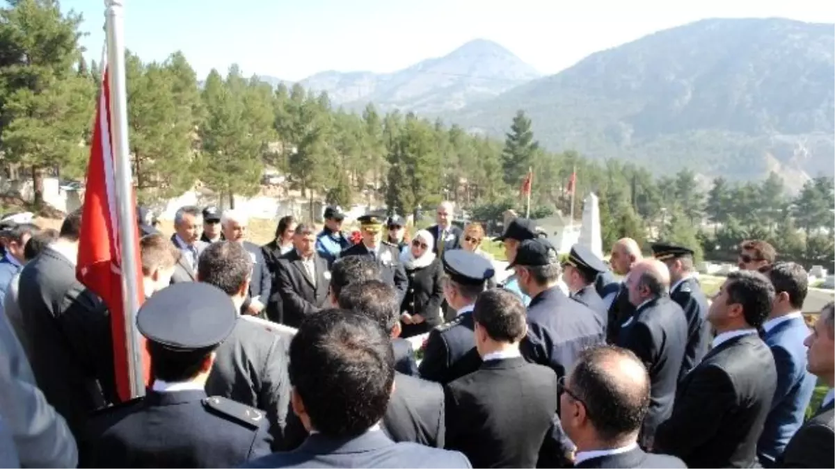 Amasya\'da Polisler Kurban Kestirip Şehitlikte Dua Etti