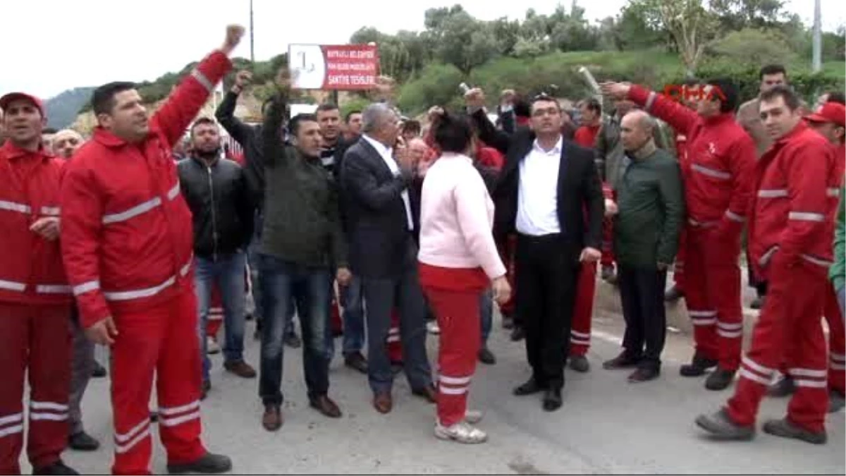 İzmir Bayraklı Belediyesi\'nde İşten Çıkartılan İşçi Gerginliği
