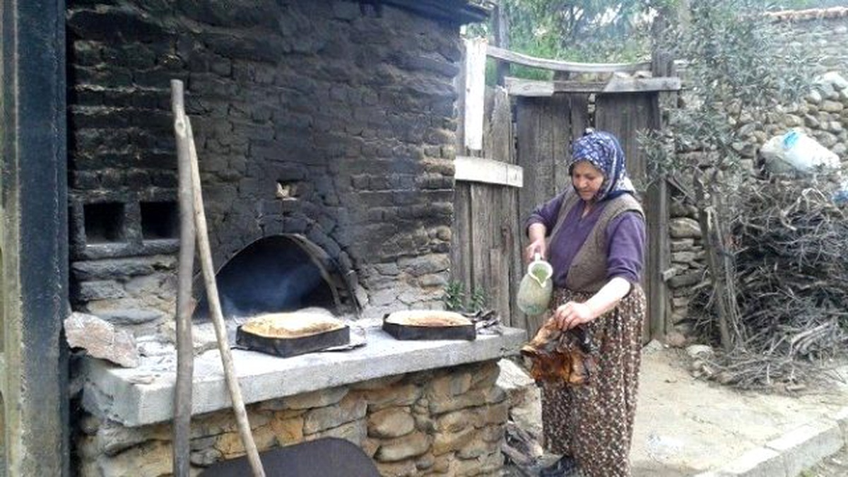 İzmir\'de Sokak Fırınları Geleneği Sürdürülüyor