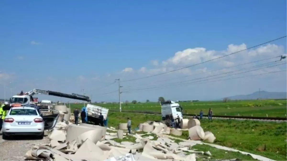 Kağıt Yüklü Tır Yoldan Çıktı