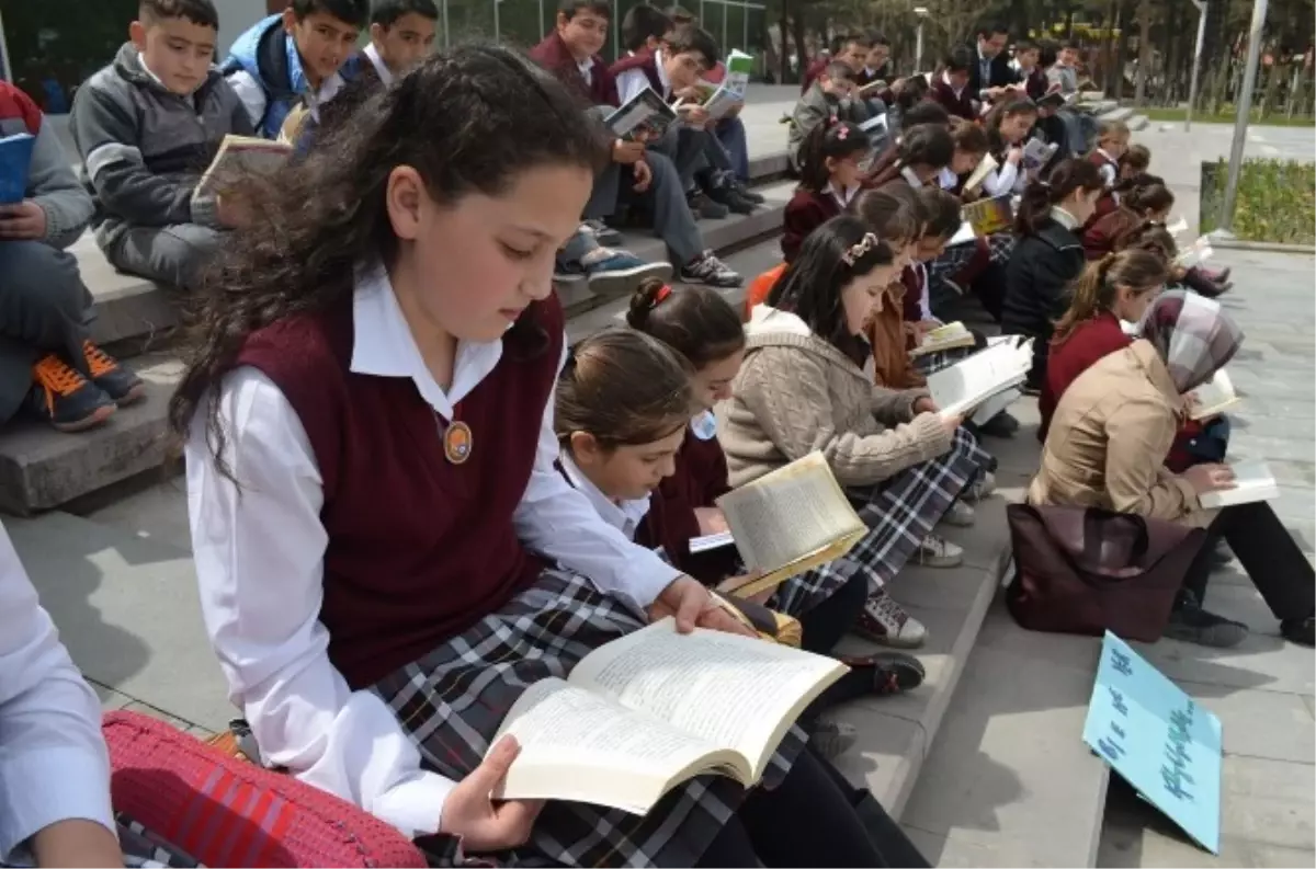 Kulalı Öğrenciler Meydanda Kitap Okudu