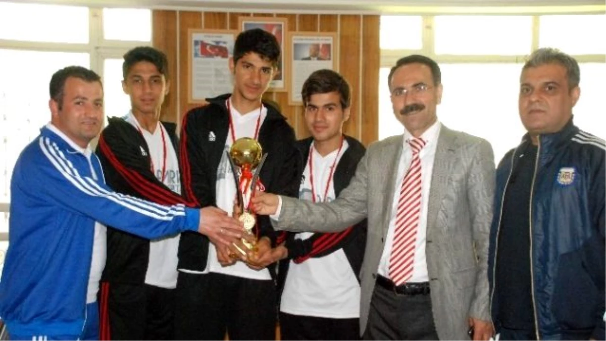 Meslek ve Teknik Anadolu Lisesi Futsal\'da Bölge Birincisi Oldu