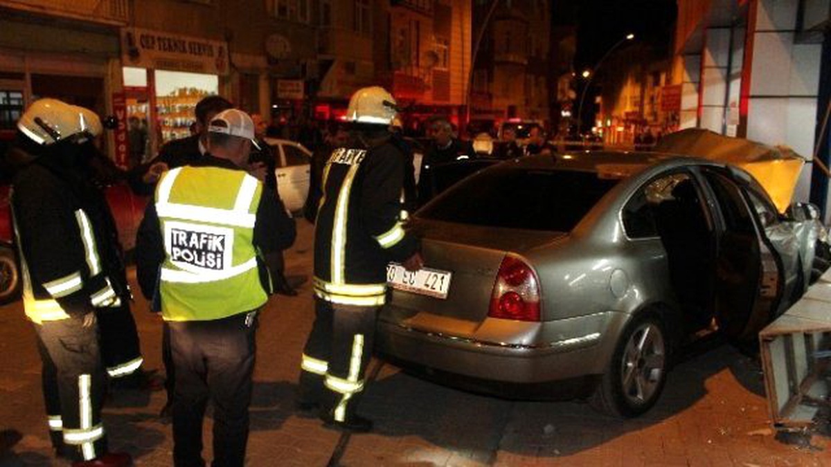 Otomobil Markete Girdi: İki Yaralı