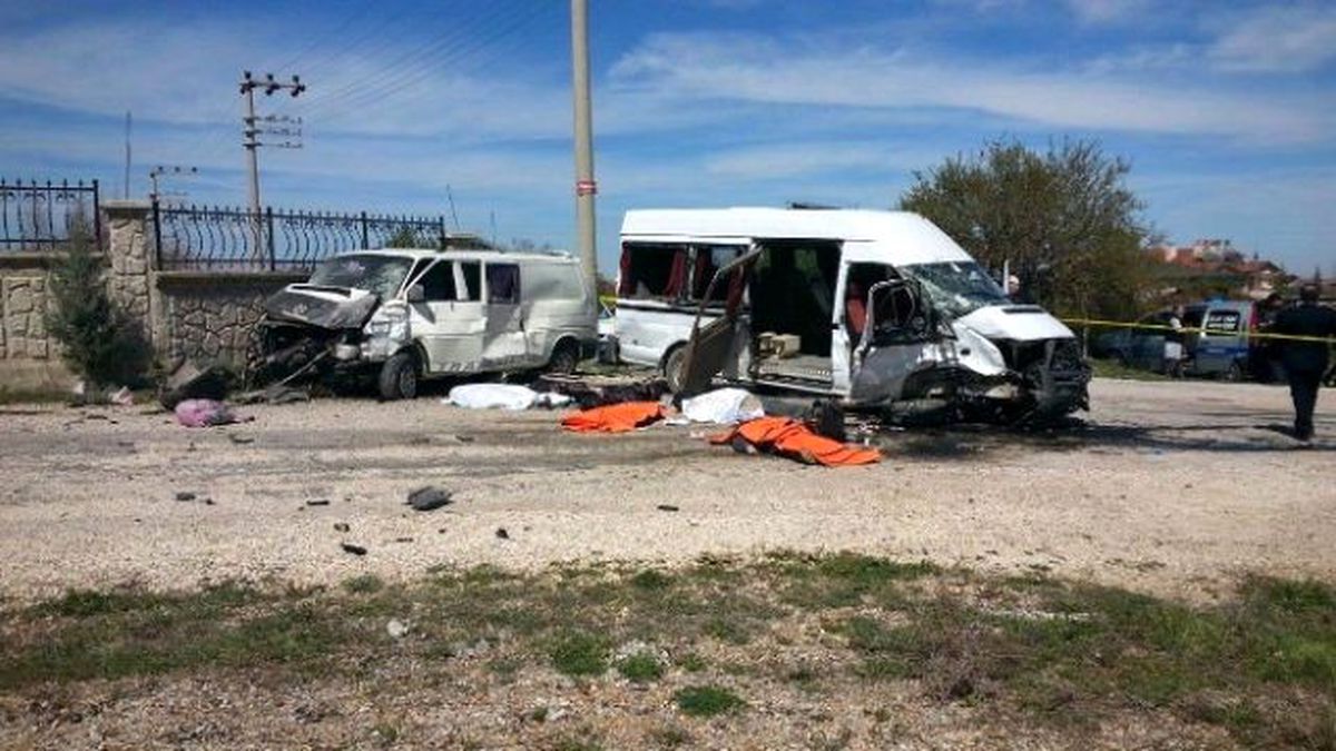Servis Minibüsü Kaza Yaptı: 4 Ölü, 11 Yaralı