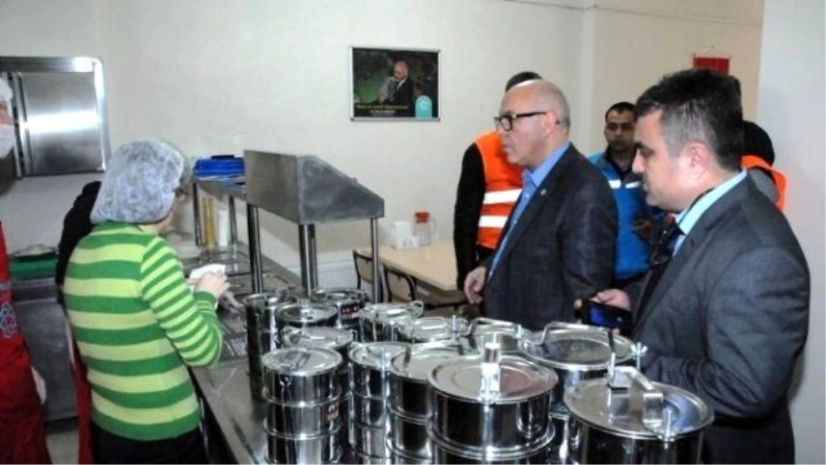 Süleymanpaşa Belediye Başkanı Ekrem Eşkinat, Aşevinde Yemekleri Kendi Elleriyle Dağıttı