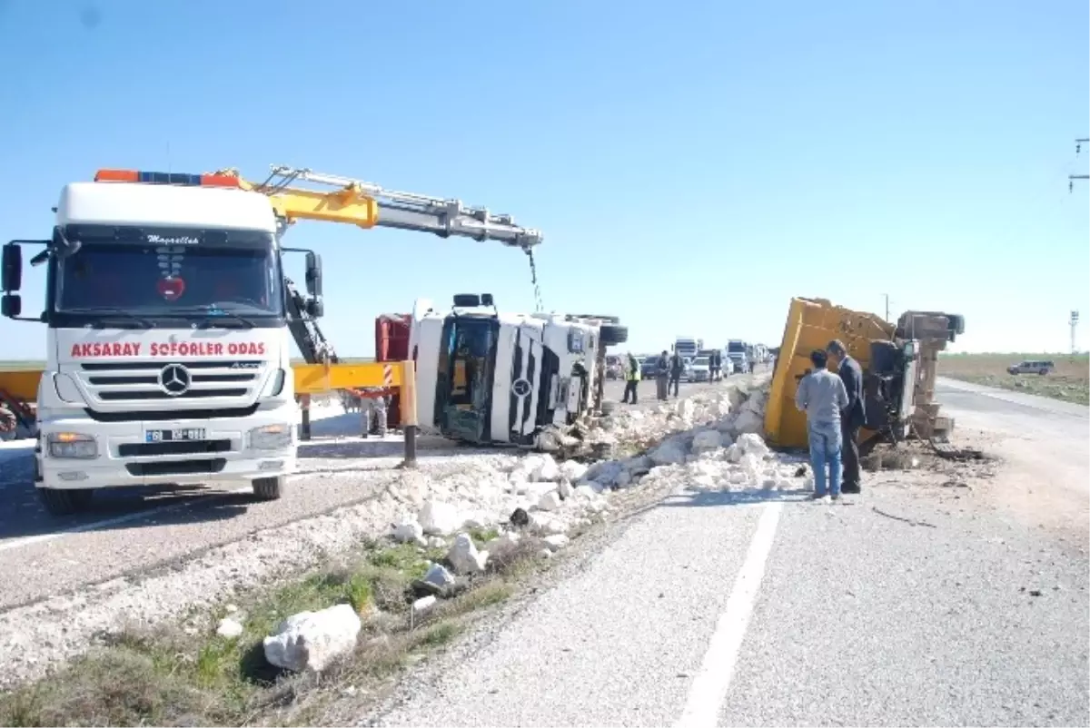 Taş Yüklü İki Kamyon Çarpıştı: 2 Yaralı