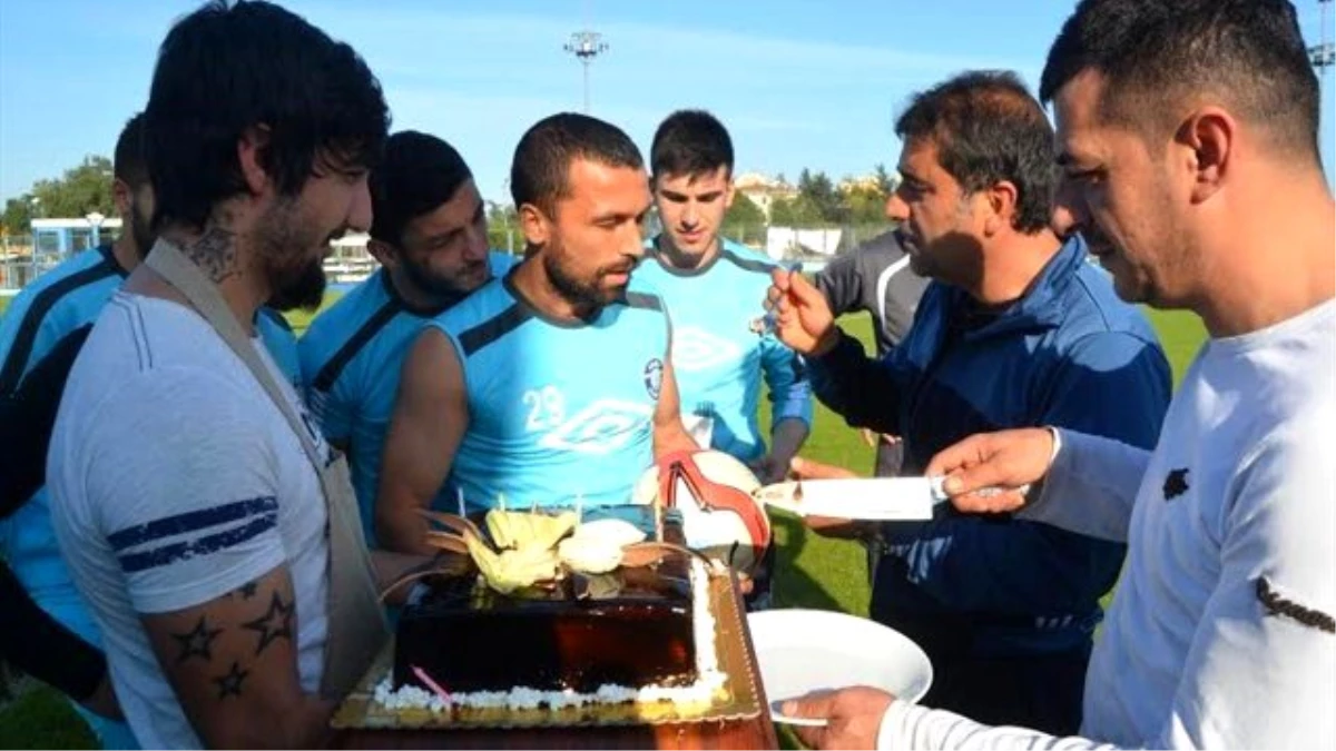 Adana Demirspor\'da Şanlıurfaspor Maçı Antrenmanı Öncesi Doğumgünü Kutlaması