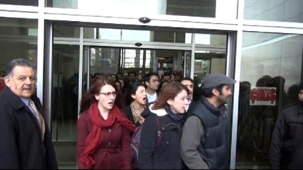 Avukatlardan Adliye Önünde "Aranma" Protestosu