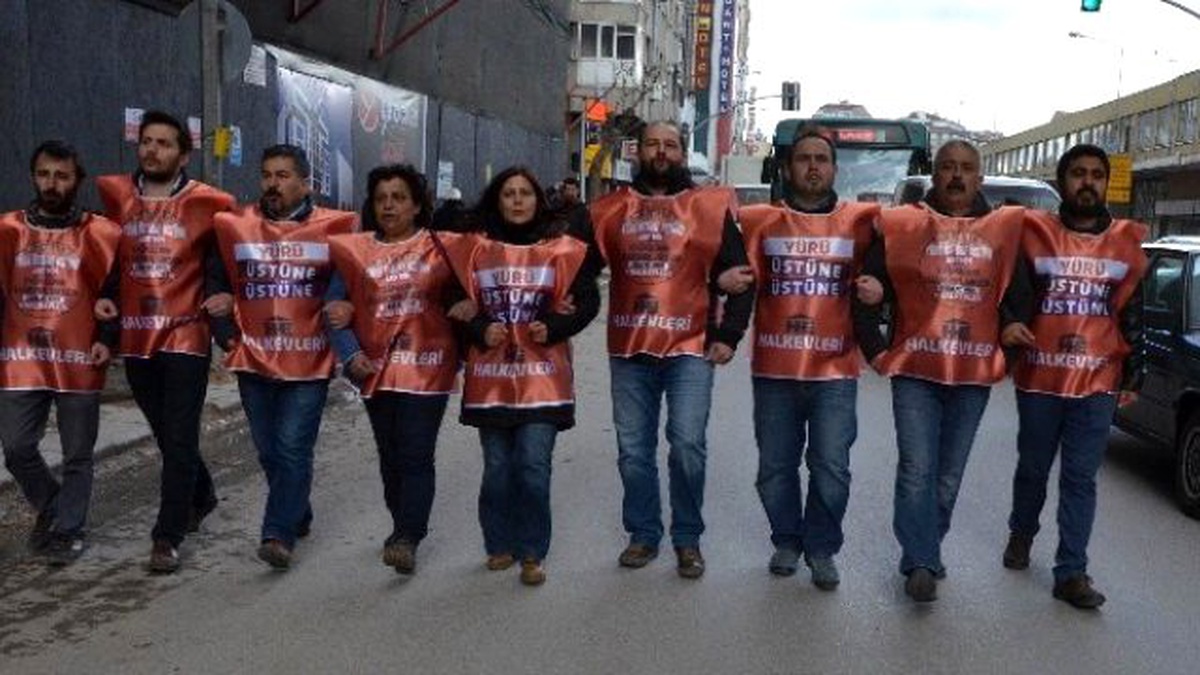 Eskişehir Halkevleri\'nden AK Parti Binasına 9 Kişilik Temsili Yürüyüş