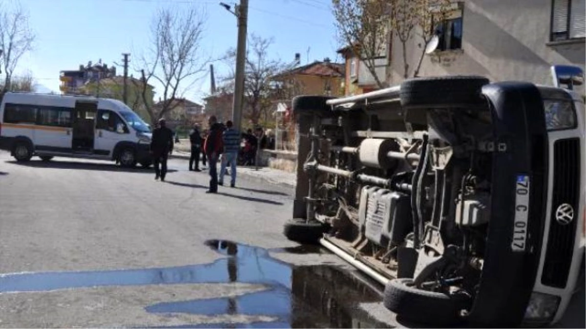 Karaman\'da Öğrenci Servisleri Çarpıştı: 6\'sı Öğrenci 8 Yaralı