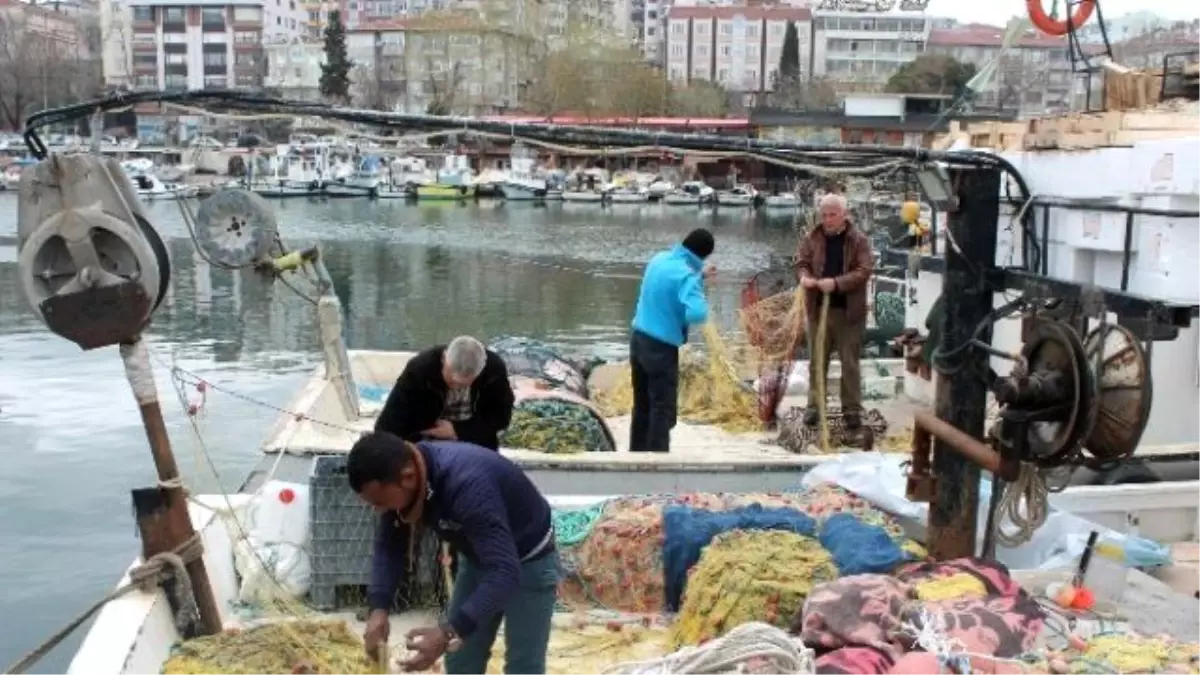 Marmara Denizi\'nde Balık Çıkmayınca Sezon Erken Kapandı