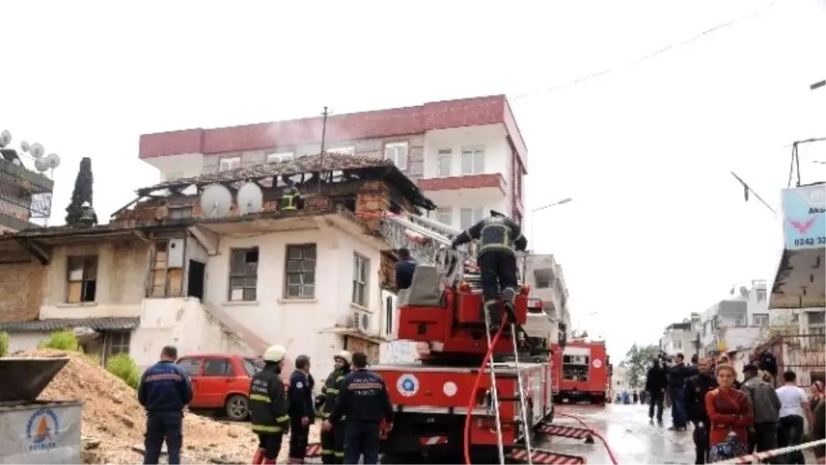 Antalya\'da Metruk Bir Binada Yangın Çıktı