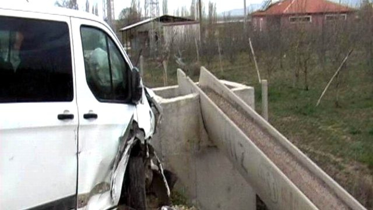 Minibüs Sulama Kanalına Çarptı: 3 Yaralı