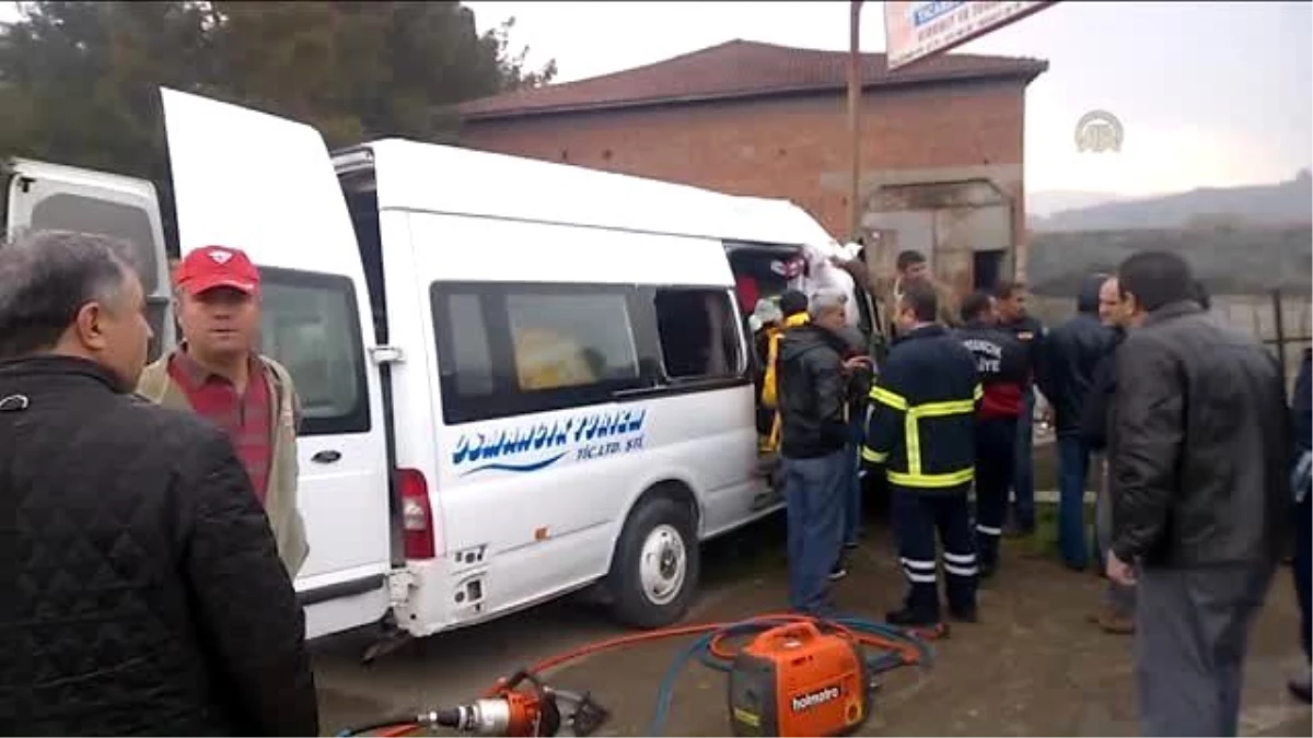 Tarım İşçilerini Taşıyan Minibüs ile Otomobil Çarpıştı: 26 Yaralı
