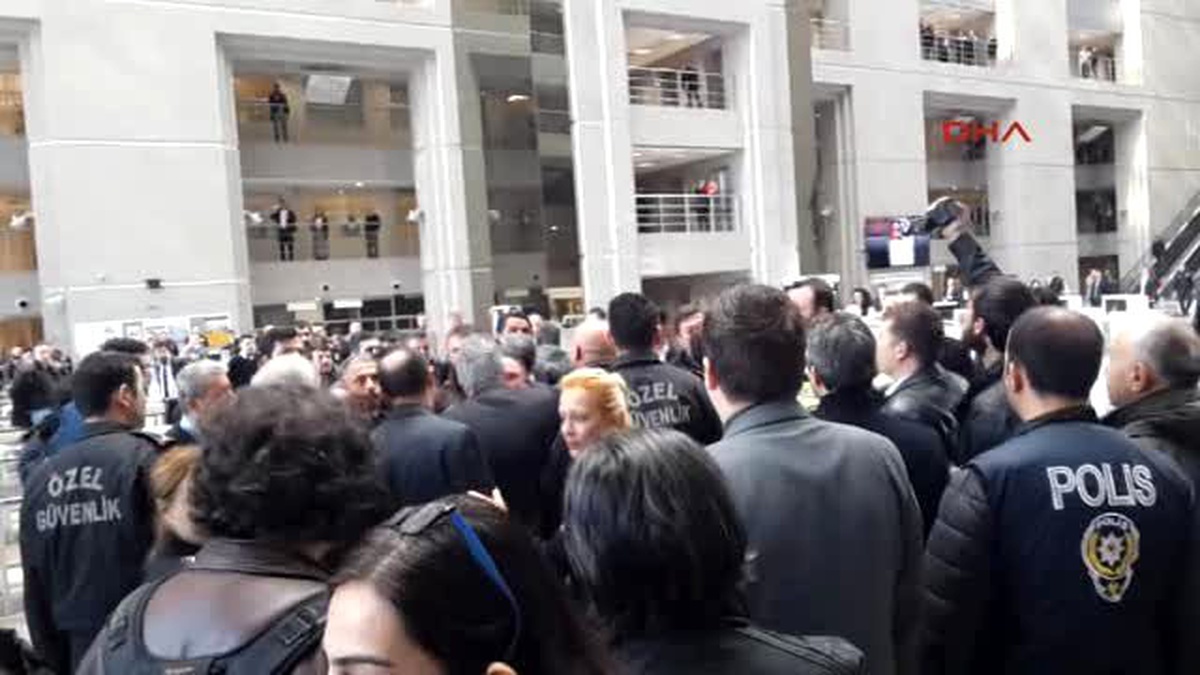 Adliyede "Aranmam" Diyen Avukatlara Vatandaştan Küfürlü Tepki
