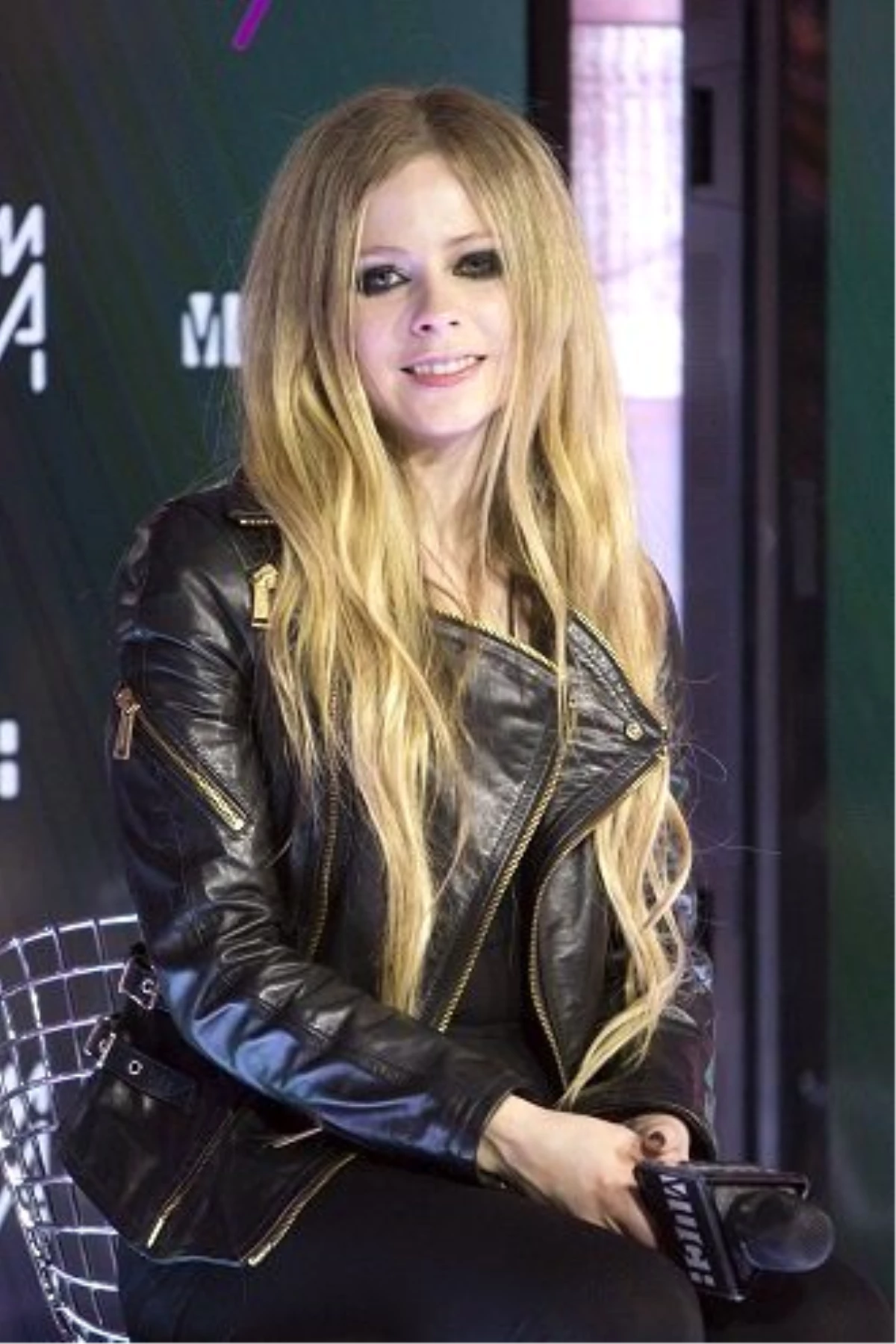 Avril Lavigne Kene Yüzünden Yatalak Oldu