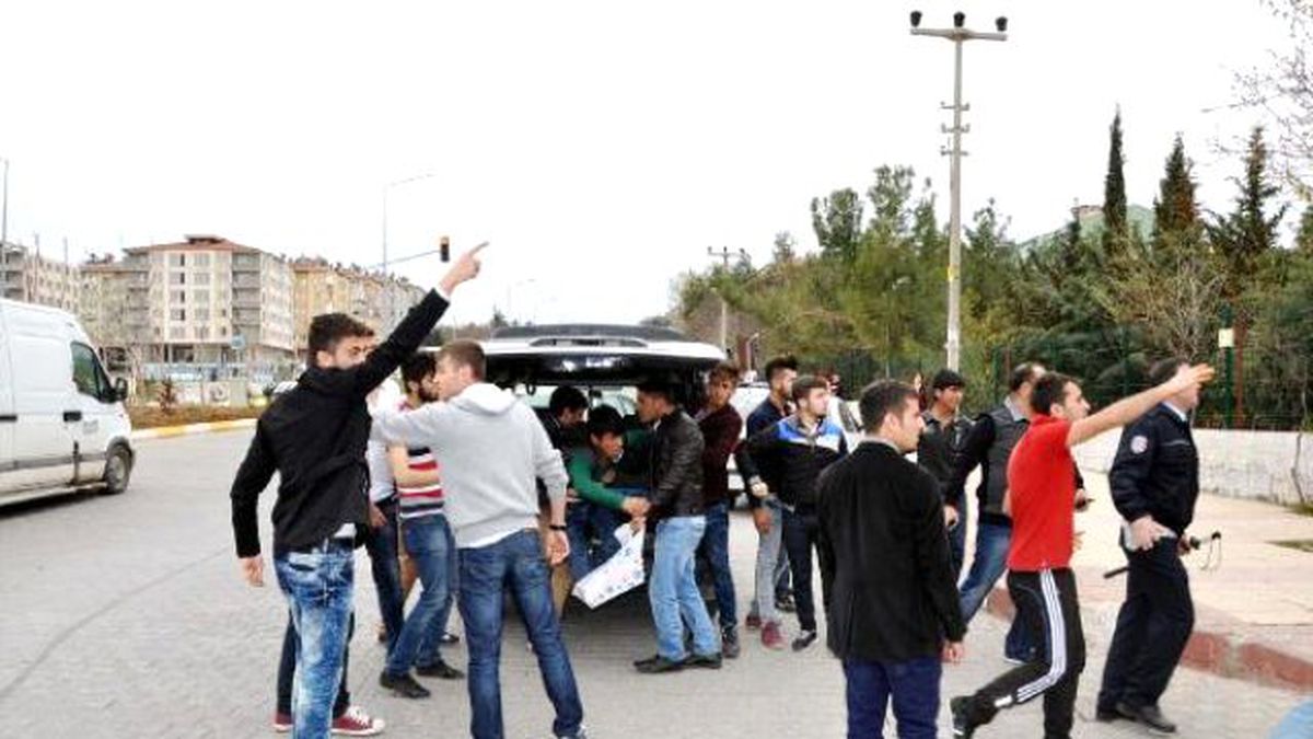 Besni\'de Karşıt Görüşlü Öğrenciler Arasında Gerginlik