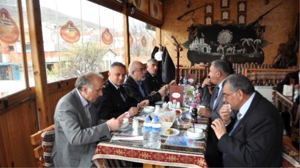 Bozüyük\'te Emekli Polis Memurları Onuruna Yemek Verildi