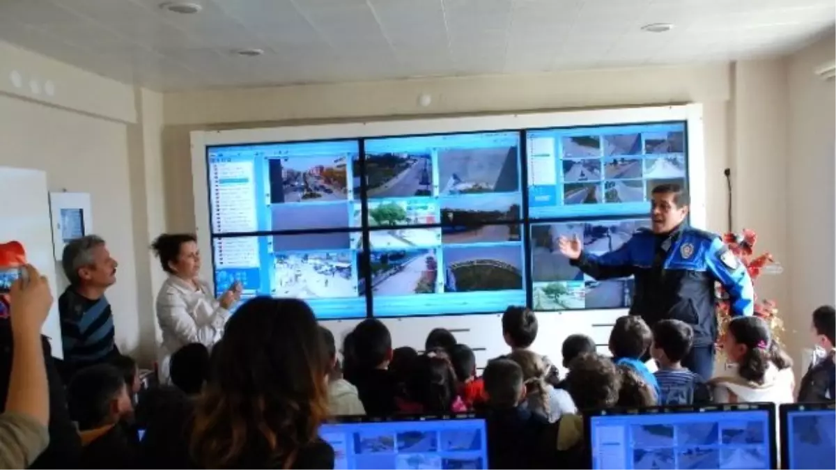 Didimli Minik Öğrenciler Polis Haftasını Kutladı