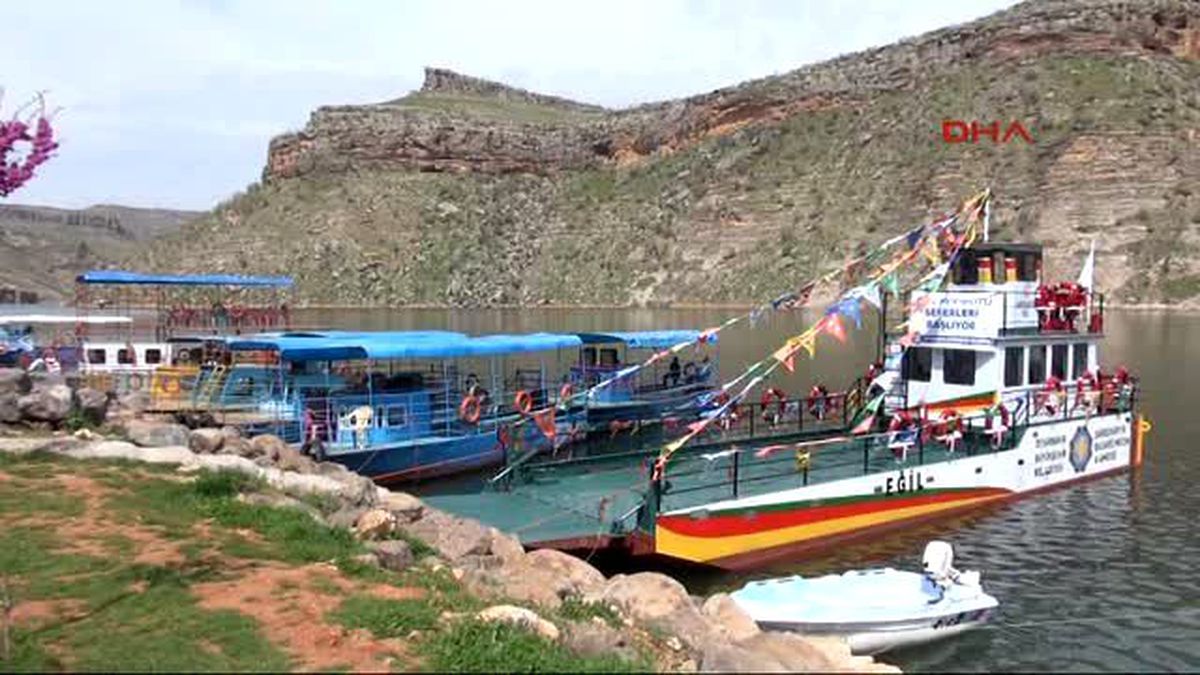 Diyarbakır - Eğil İlçesi\'nde 6 Köyünün Ulaşımını Sarı, Kırmızı, Yeşil Renkli Feribot Sağlayacak