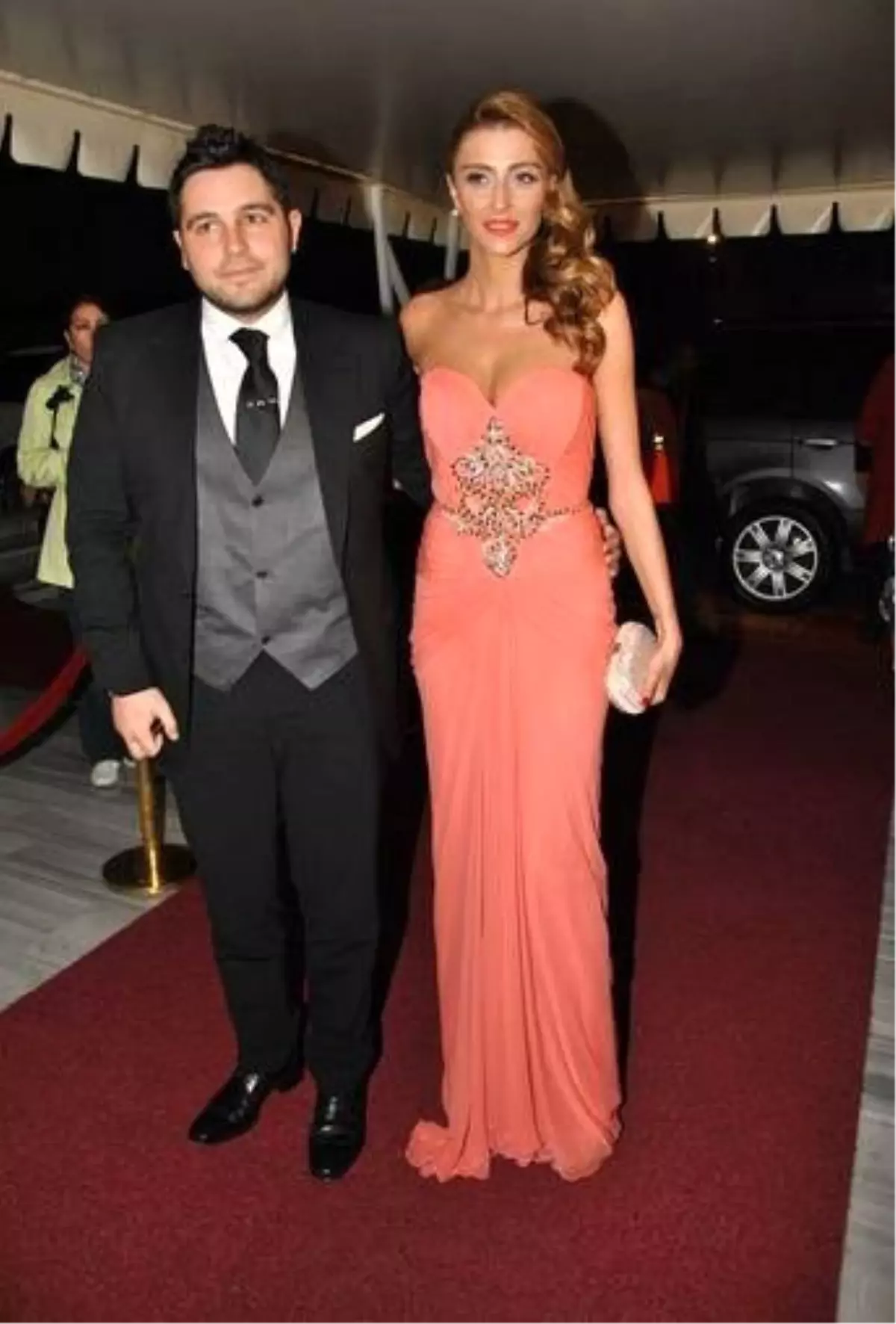 Hacı Sabancı\'dan Özge\'nin Fotoğrafına \'Isırıklı\' Yorum