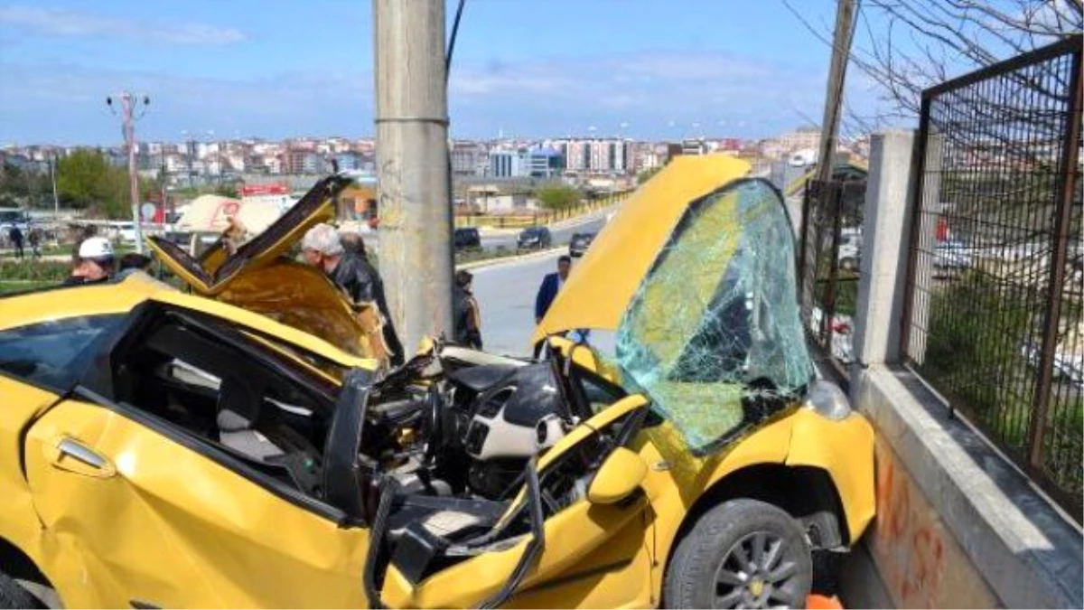 Hurda Yığınına Dönen Otomobilin Sürücüsü Ağır Yaralandı