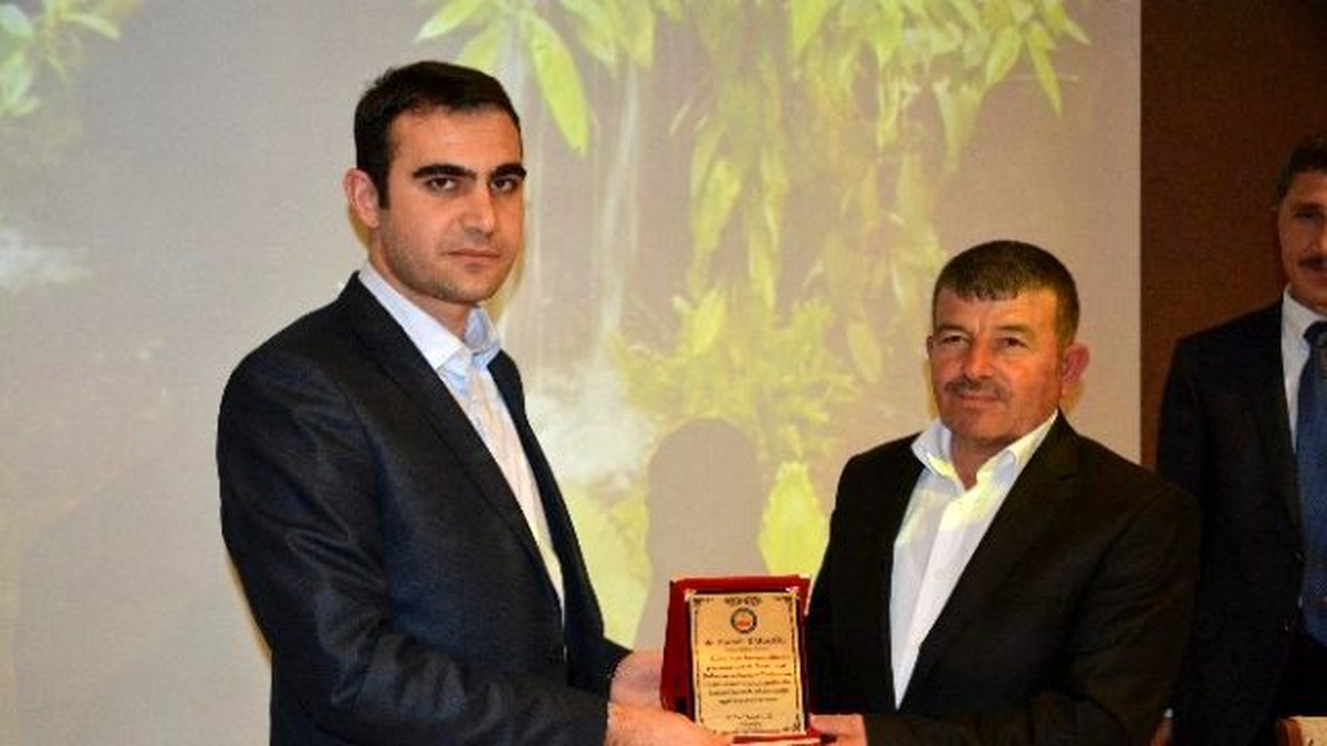 Kaymakam Özçelik, Emekliye Ayrılan Personeline Plaket Verdi