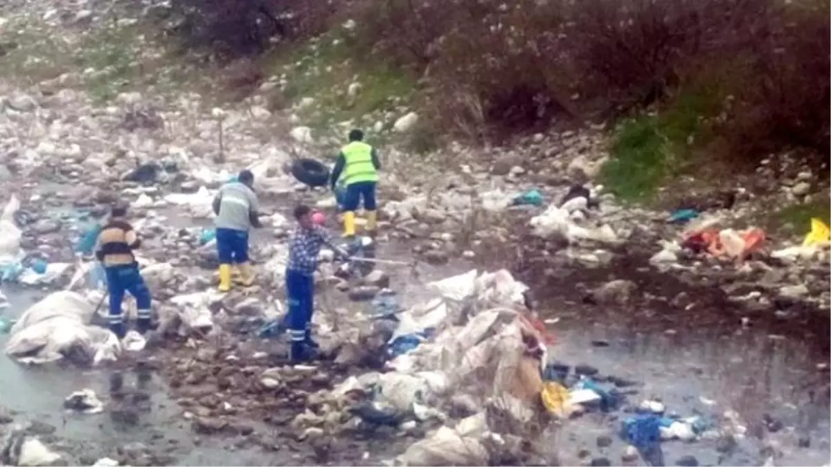 Edremit Belediyesi, Kızılkeçili Çayı\'nıTemizlendi