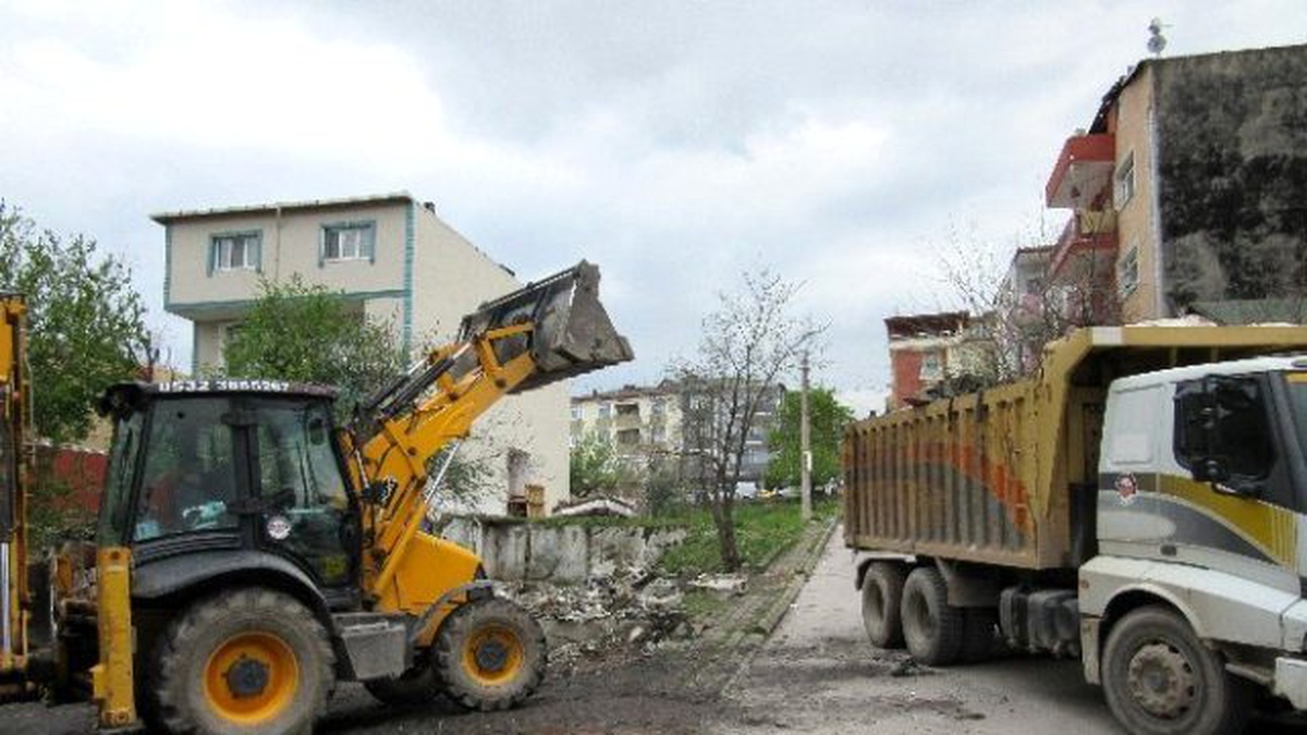Körfez\'de Tehlike Saçan Metruk Yapılar Yıkılıyor