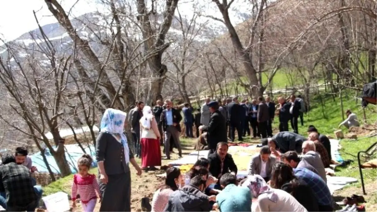 Mahalle Sakinlerinden Eş Başkanlara Yemek