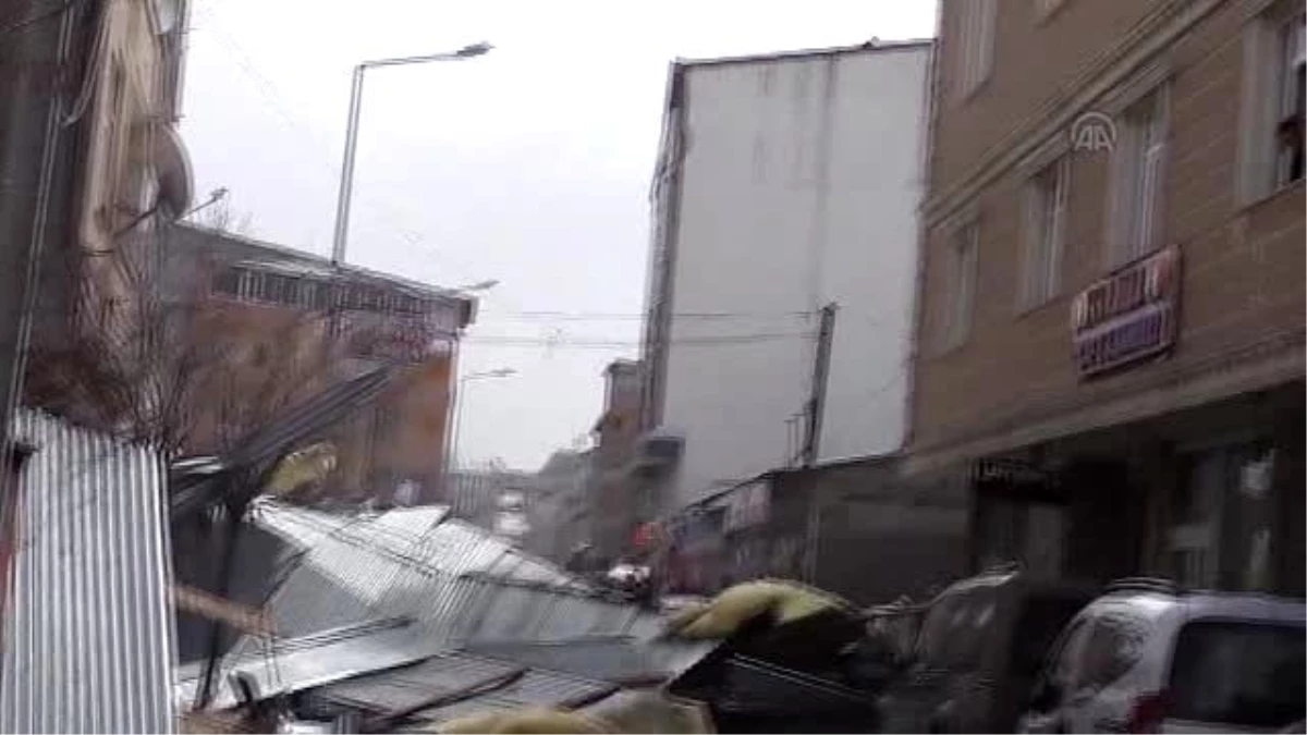 Patnos\'ta Şiddetli Fırtına İş Yerinin Çatısını Uçurdu