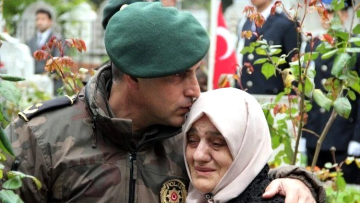 Samsun\'da Şehit Polisler Mezarları Başında Anıldı