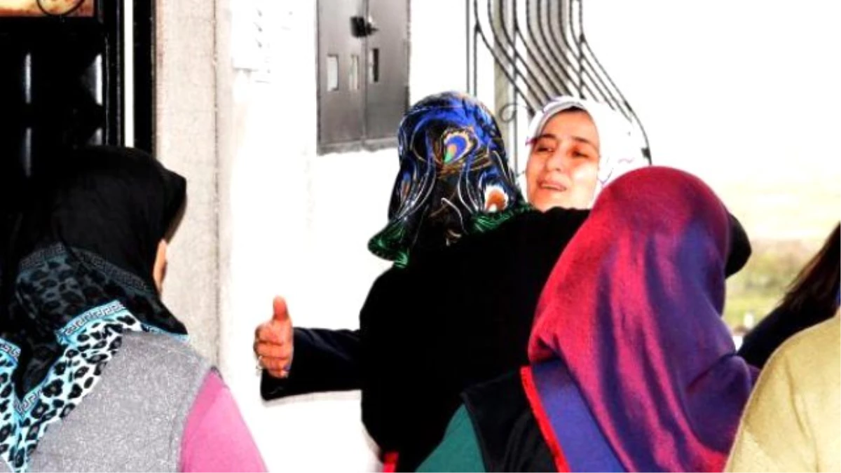 Sare Davutoğlu\'ndan Kazada Ölen Öğrencilerin Ailelerine Baş Sağlığı Ziyareti