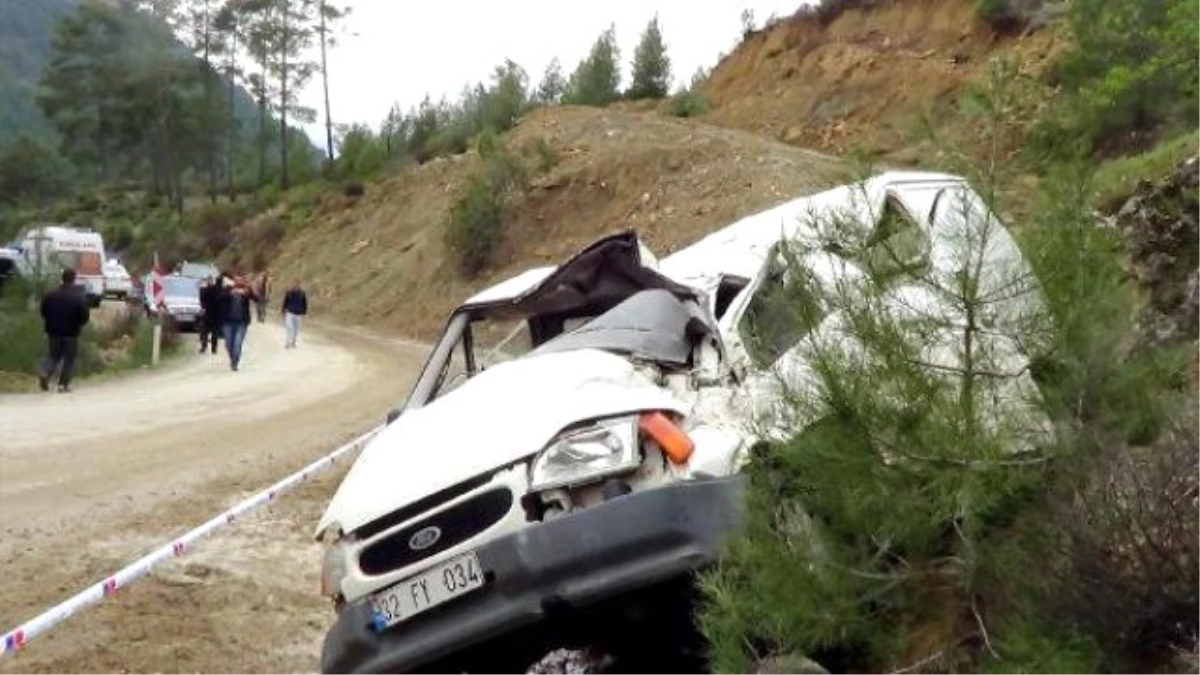 Üzerine Kaya Düşen Minibüsün Şoförü Öldü
